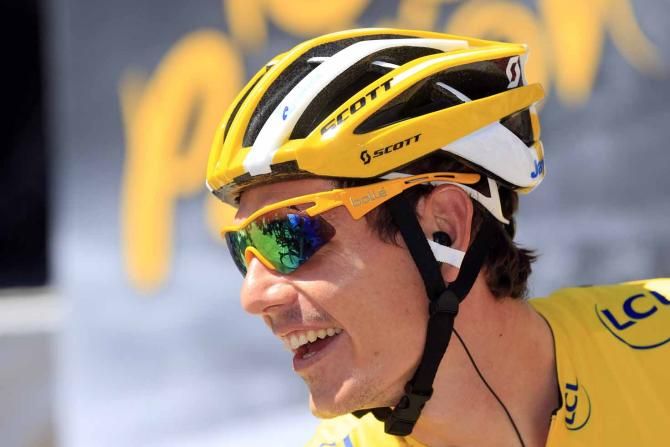 Daryl Impey (Orica-GreenEdge) signs on in the yellow jersey.