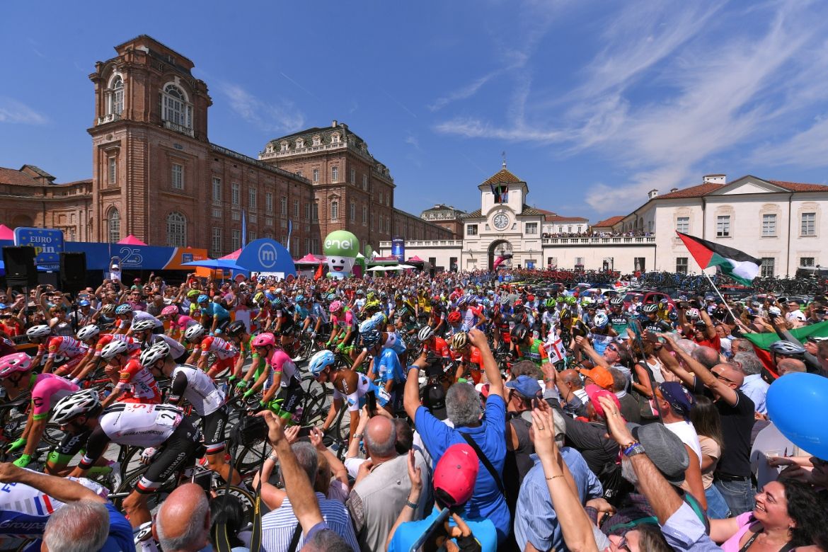 The start of stage 19 of the Giro d'Italia in Venaria Reale
