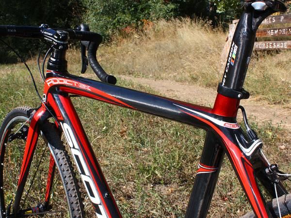 The top tube isn't especially flattened on the bottom but it's of a sufficiently large diameter that it's still surprisingly comfortable to rest on your shoulder