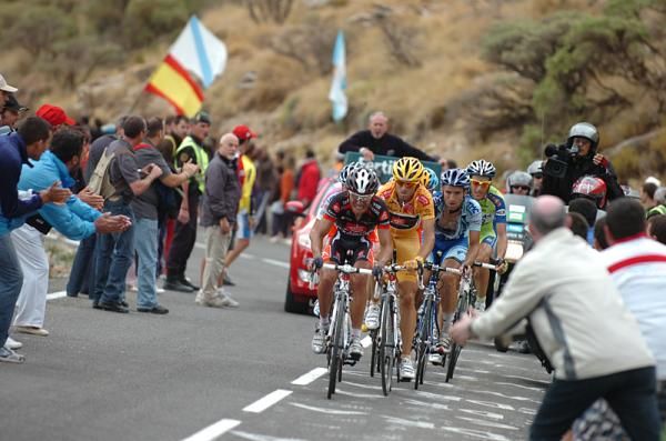 Valverde is paced to the line by his teammate.