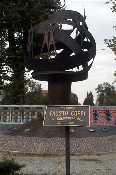 A Coppi statue in Turin