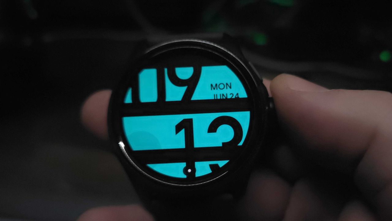 The Mobvoi TicWatch Pro 5 display showing thick black bars, indicating that it uses PWM dimming.