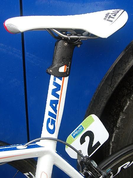 Rabobank teammate Juan Antonio Flecha uses an extended seatmast head for some reason - even though the seatmast isn't cut too short.