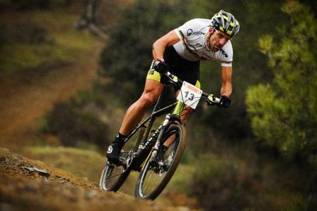 Alban Lakata (Topeak Ergon) racing downhill