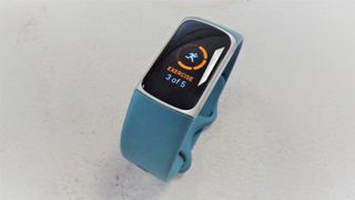 Fitbit Charge 5 viser, hvor mange dages træning der er gennemført på en uge