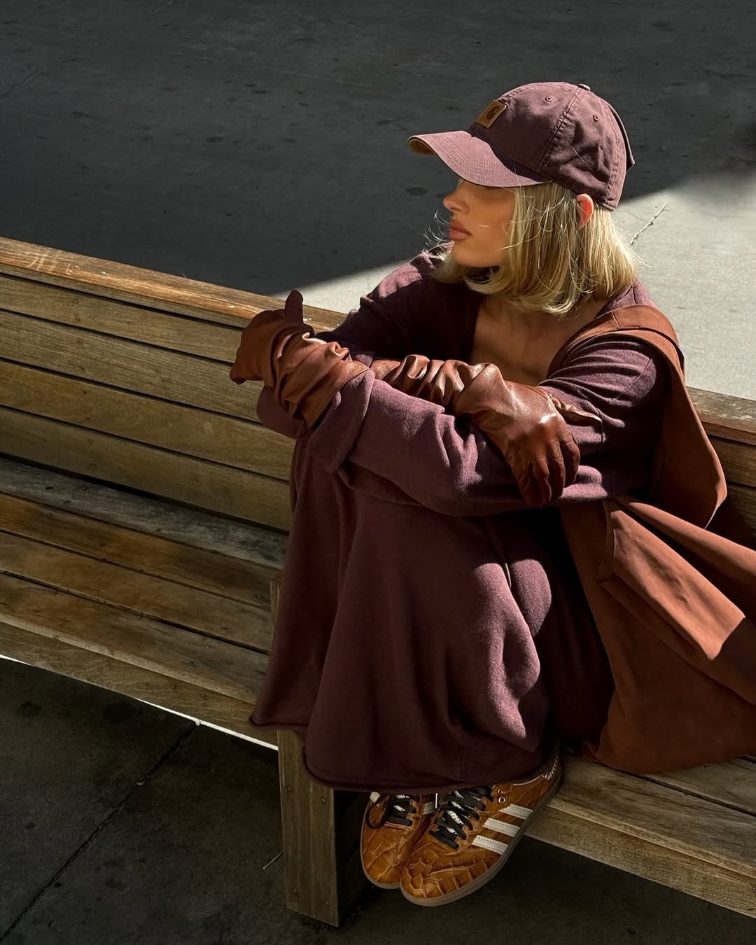 elsa hosk wearing cool gloves