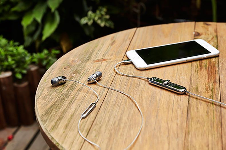 Thunder creates the first inear headphones to use the Apple Lightning connection What HiFi?