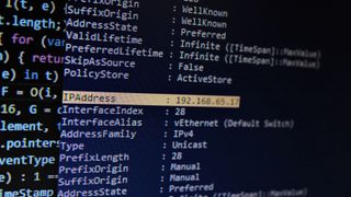 Een IP-adres op een scherm met code, dat een artikel vertegenwoordigt over het wijzigen van uw IP-adres