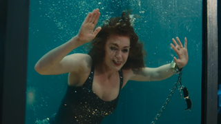Isla Fisher pounding on glass in panic during opening scene trick in Now You See Me