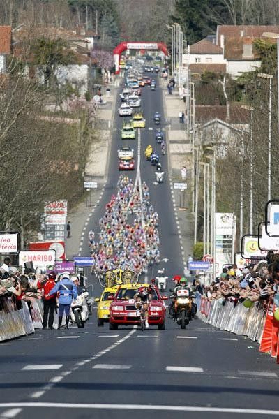 That speck in front of COM1 is Kolobnev - but Boonen doesn't see him