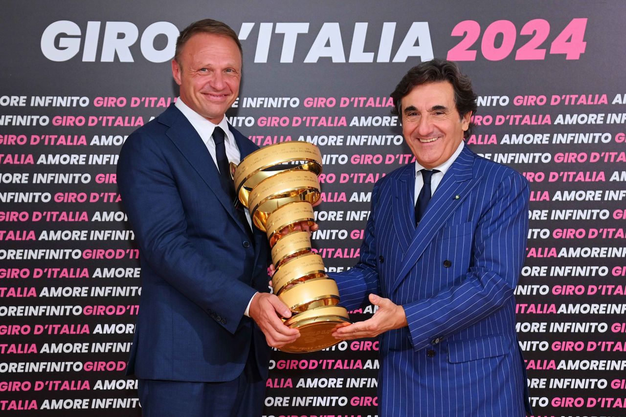 Foto Gian Mattia DAlbertoiLaPresse13 Ottobre 2023 Trento ItaliaFestival dello Sport di Trento 2023 presentazione del percorso del 107 Giro dItalia 2024 e Giro dItalia Women al Teatro Sociale di Trento Nella foto Francesco Lollobrigida Urbano Cairo13 October 2023 Trento ItalyTrento Sports Festival 2023 presentation of the route of the 107th Giro dItalia 2024 and Giro dItalia Women at the Teatro Sociale of Trento In the picture Francesco Lollobrigida Urbano Cairo