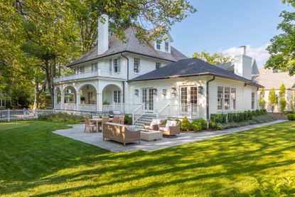 This is how to grow grass in hot, dry weather; house facade and lawn by Joseph Richardson of Richardson &amp; Associates Landscape Architecture