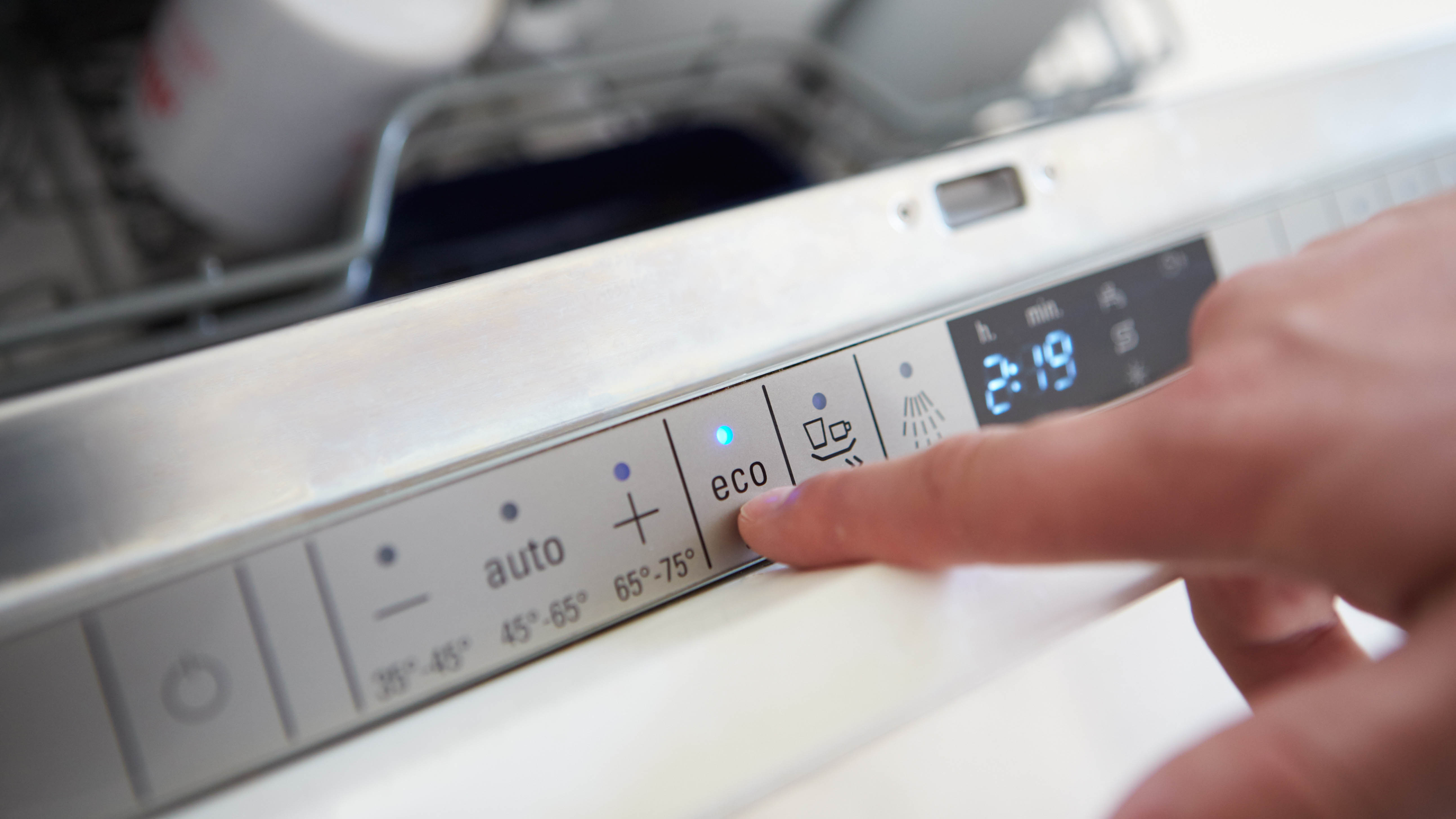 Панель управления посудомоечной машиной, на которой кто-то выбирает режим Eco.