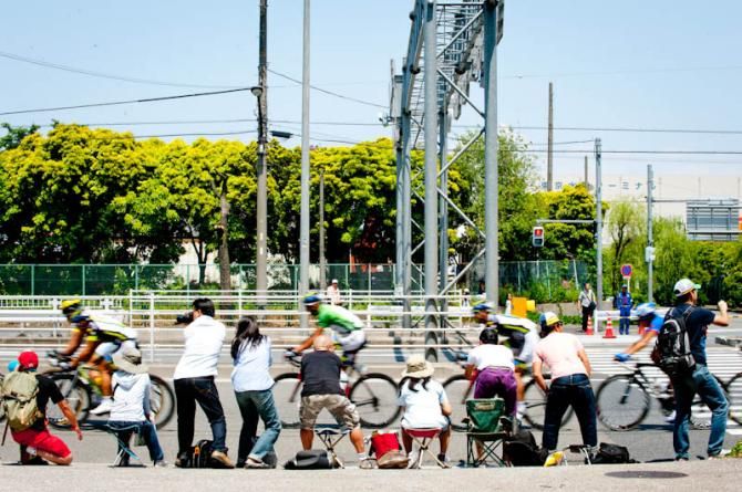 Spectators enjoy watching the race with own way in Tour of Japan 2012,
