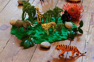 How to make play dough into a jungle for children's toys.