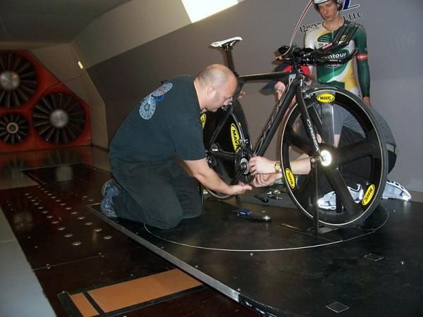 A2 Wind Tunnel's Mike Giraud, left, and KBS mechanic Eric Jellum finish swapping out the cranks on Scott Zwizanski's bike.