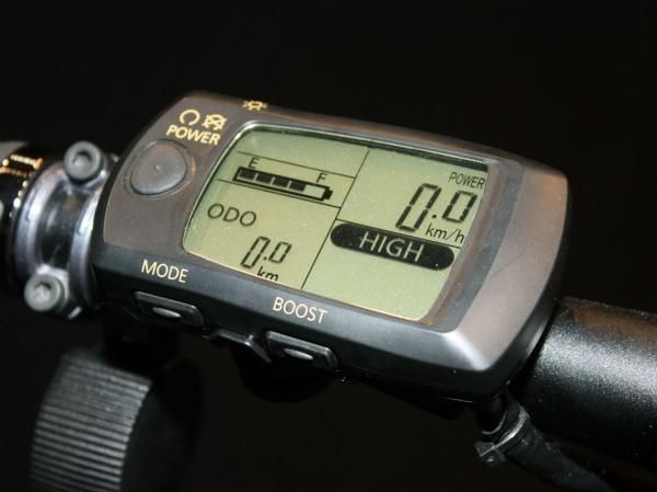 The bar-mounted computer on the Jafira Speed indicates speed and distance but also battery life and boost level.