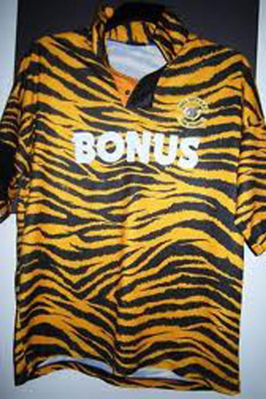 50-worst-football-kits-ever-28-1556697305-RldD-column-width-inline