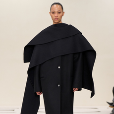 A black cape coat trend from the runway