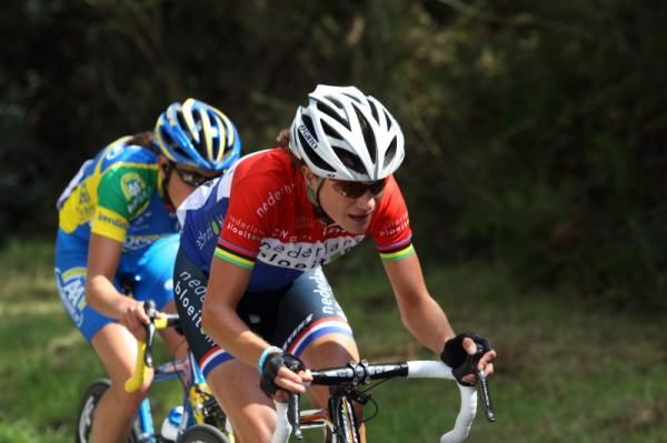 Marianne Vos (Nederland Bloeit) decided it was time to go across the gap.