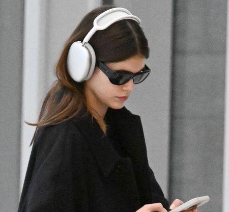 Kaia Gerber in New York City airport April 2024