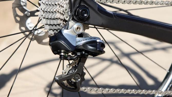The Shimano Dura-Ace Di2 9070 rear derailleur moves the chain across a wide-range 11-28T cassette