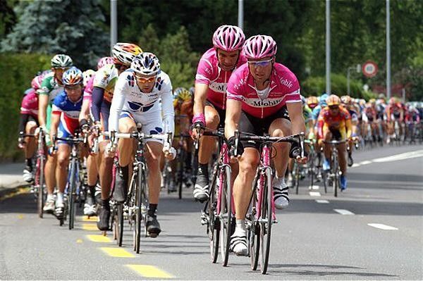 T-Mobile boys Steffen Wesemann and Daniele Nardello lead the bunch during the third stage