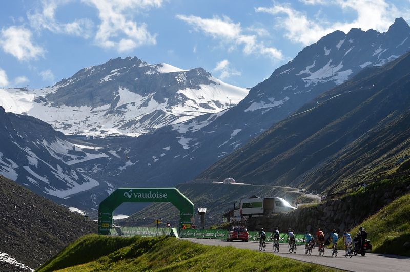The first GC group approaches the 5km to go banner