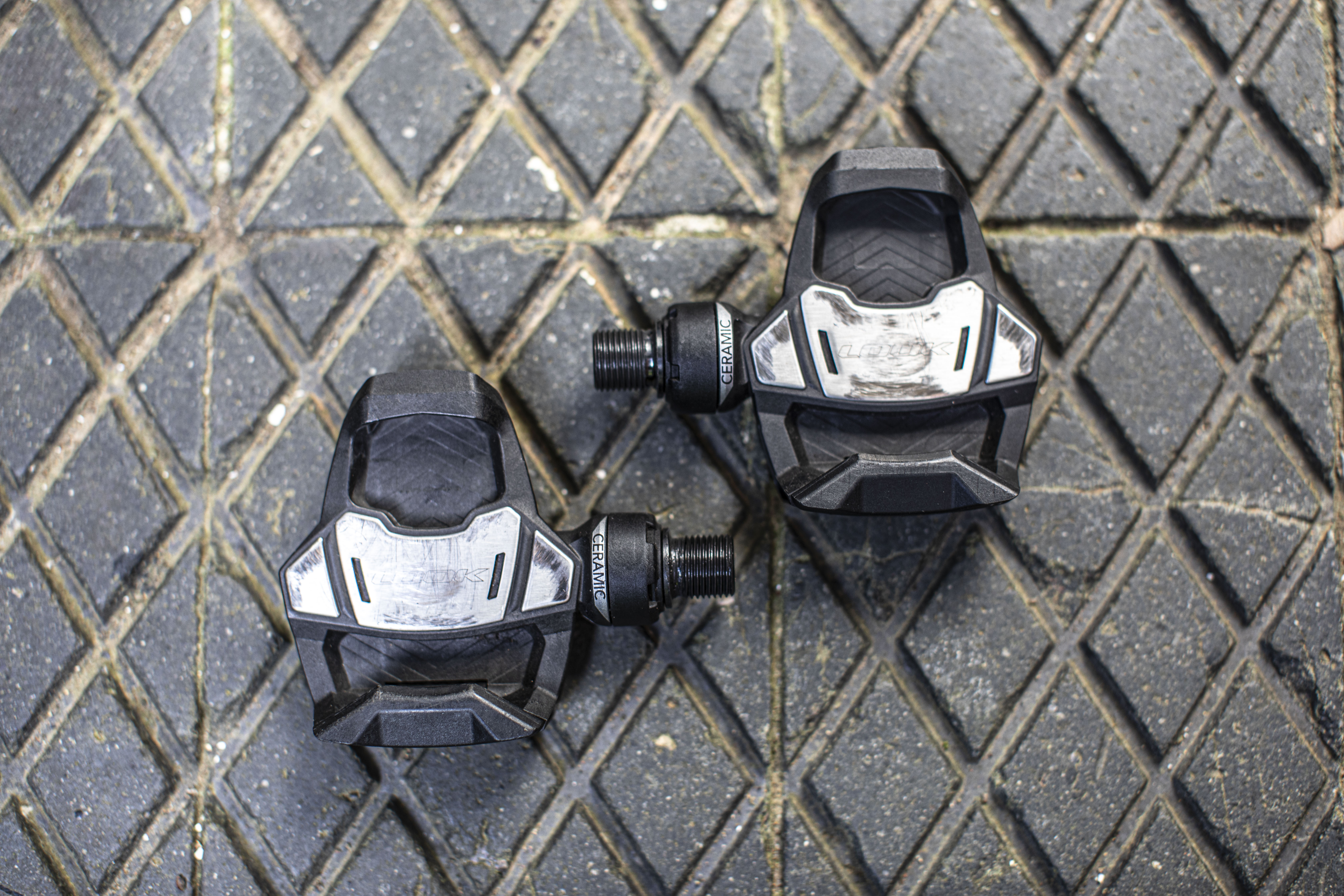 Look Keo Blade Ceramic Ti pedal&#039;s stainless plates shown from above