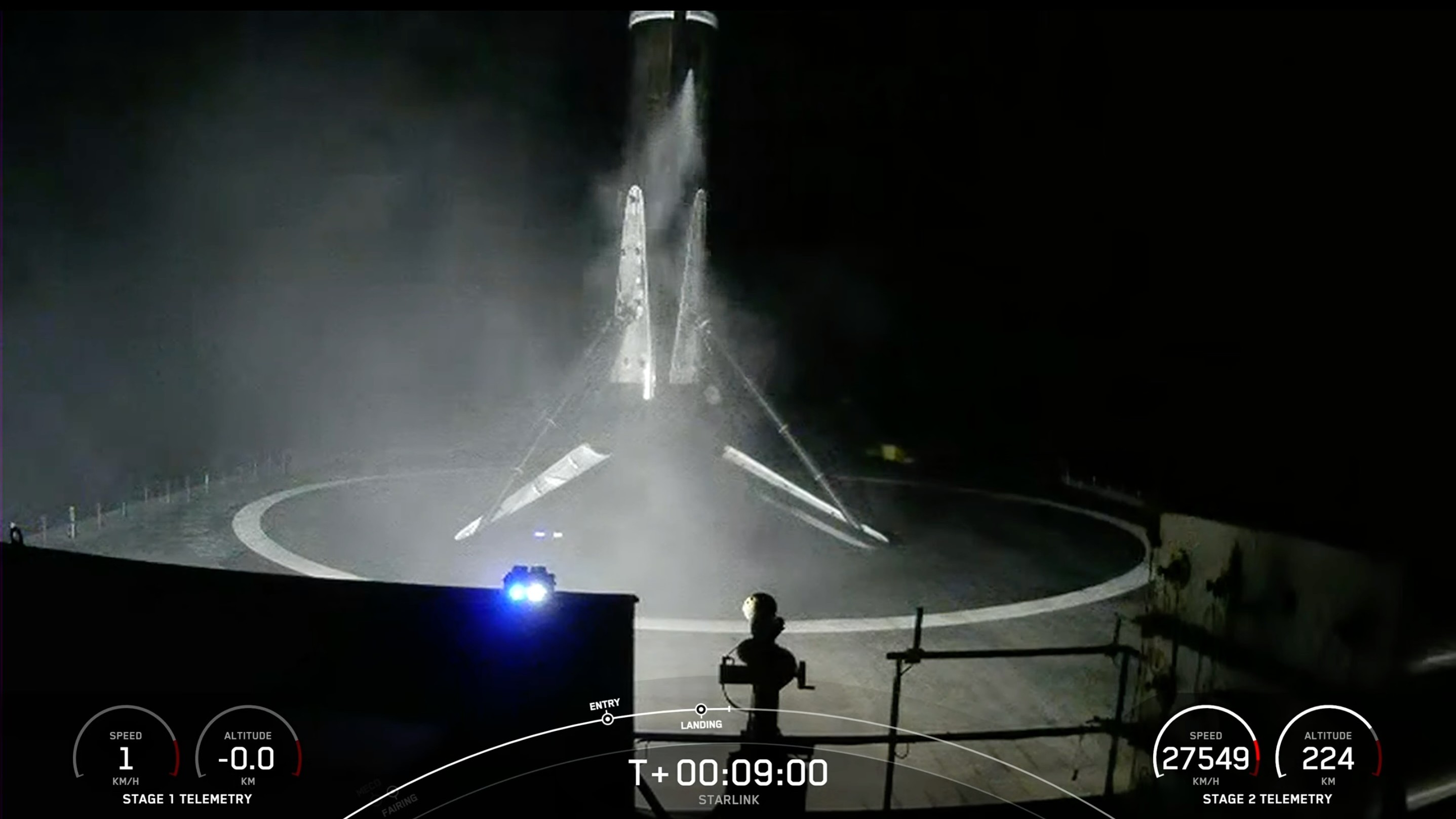 Bir Spacex Falcon 9 roketinin ilk aşaması, gece denizde insansız bir geminin güvertesinde duruyor.