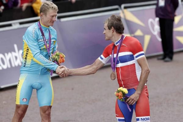 Alexander Kristoff (Norway) congratulates gold medalist Alexandre Vinokourov (Kazakhstan).