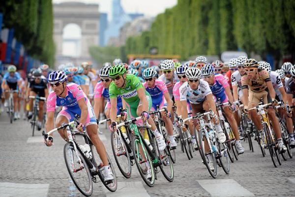 Green jersey wearer Alessandro Petacchi (Lampre - Farnese Vini) at the head of affairs with his team.