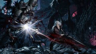 Dante i Devil May Cry 5 som slåss mot en varelse.
