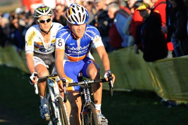 Bart Aernouts attacked Stybar on the second to last lap, but could not hold the pace.