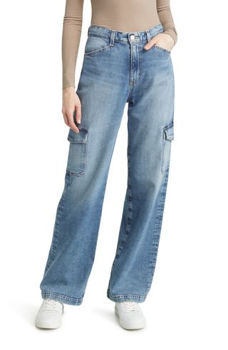 seorang model mengenakan Jeans Kargo Kaki Lebar Pinggang Tinggi