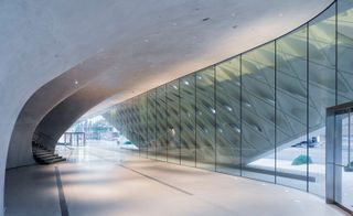 The interiors of The Broad notably feature wide areas of columnless gallery space