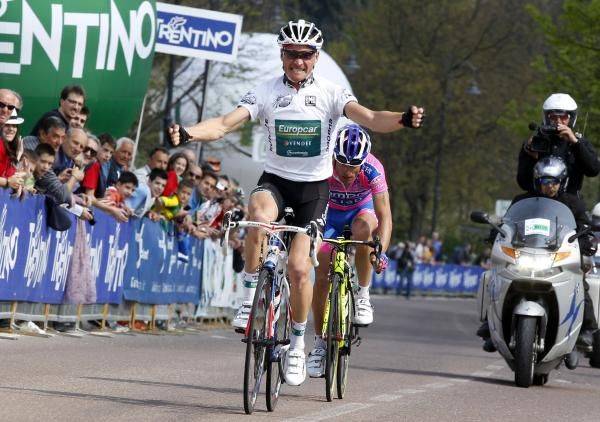 Thomas Voeckler (Europcar) beats Michele Scarponi (Lampre-ISD).