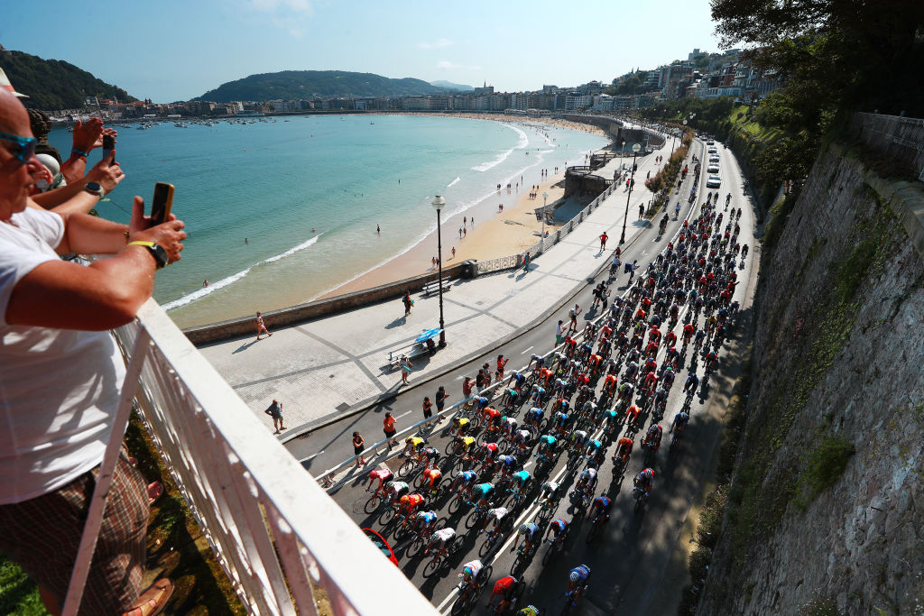 SAN SEBASTIAN, SPAIN - AUGUST 10: A general view of the peloton passing &quot;The Concha&quot; beach prior to the 44th Donostia San Sebastian Klasikoa 2024 a 236km one day race from San Sebastian to San Sebastian / #UCIWT / on August 10, 2024 in San Sebastian, Spain. (Photo by Gonzalo Arroyo Moreno/Getty Images)