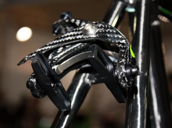 A single leaf spring provides the snap in the single-pivot AX3000 brakes.