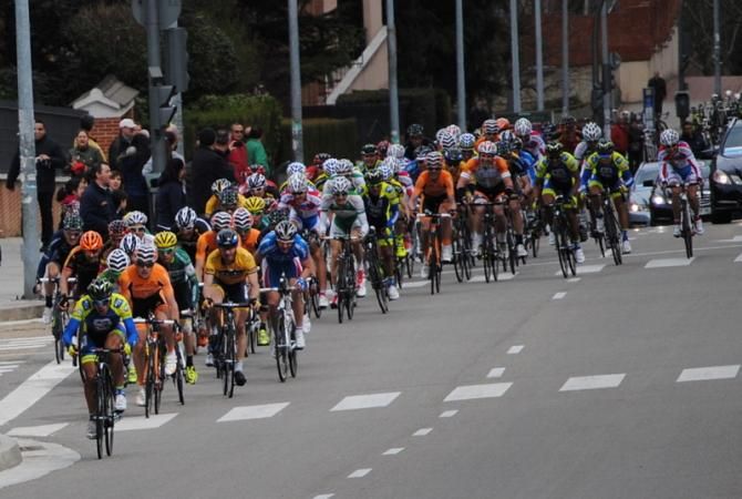The peloton before the sprint
