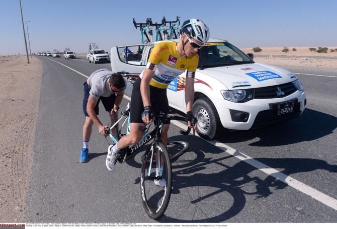 Niki Terpstra gets a change of wheel