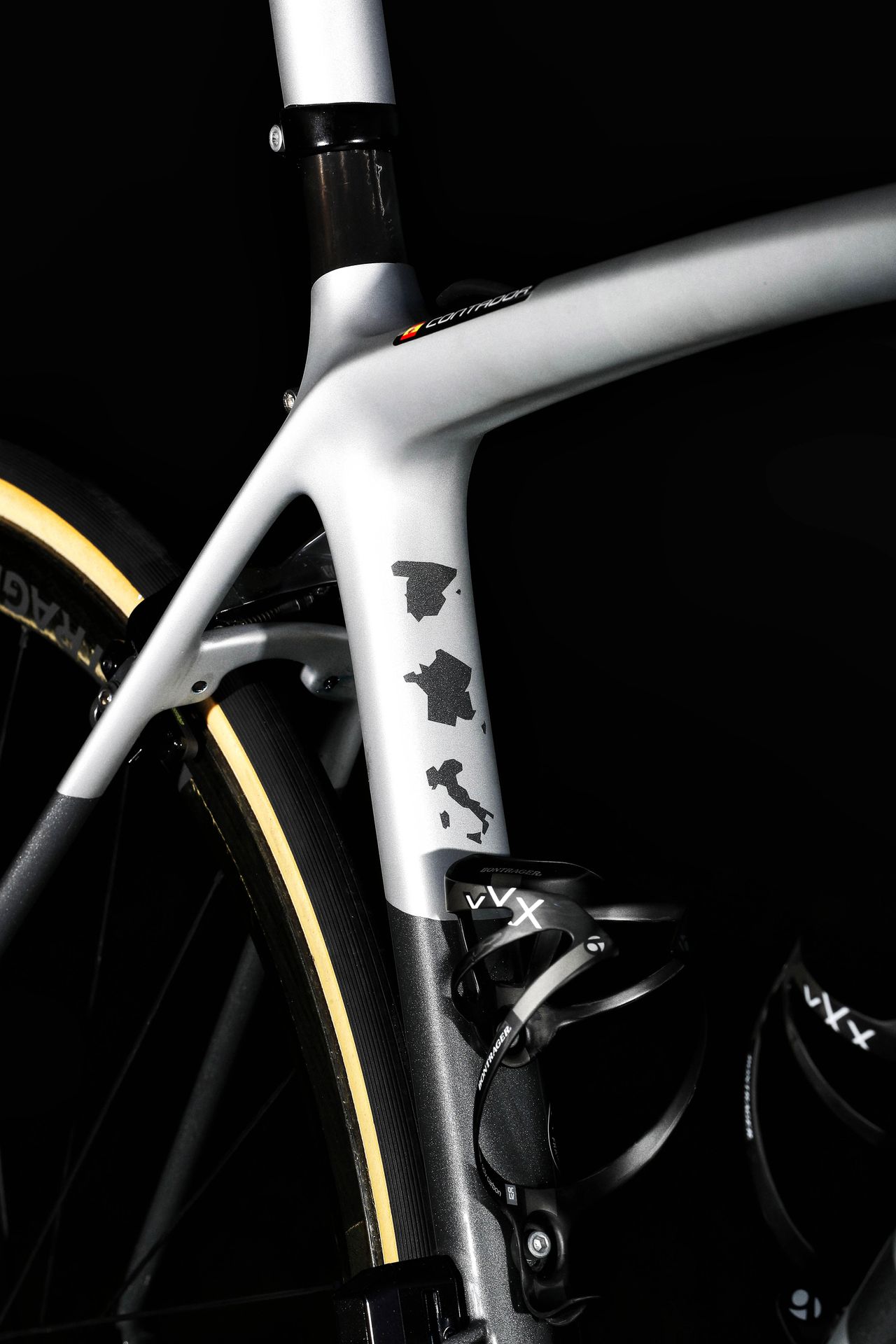 Silhouettes of the countries whose Grand Tours he's won &ndash;&nbsp;all three of them &ndash;&nbsp;on Alberto Contador's custom Emonda SLR