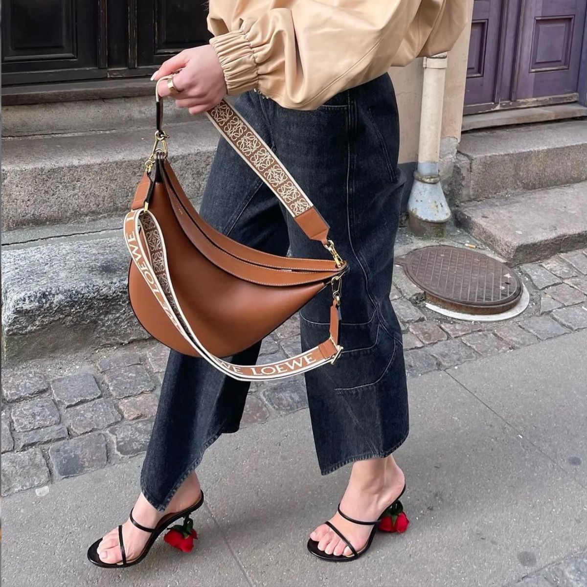 An image of @emilisindlev showing how to work in heels.