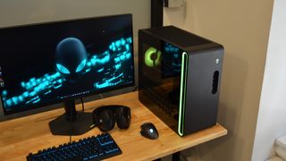 Alienware Aurora R16 på en pult