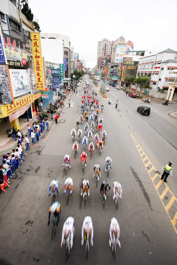 The fans line the street to cheer the peloton outside Taoyuan