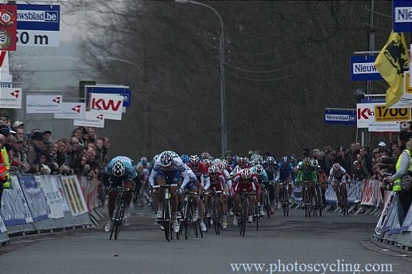 It's a drag race between Francesco Chicchi (Omega Pharma-Quickstep) and Arnaud Demare (FDF-Big Mat) in the sprint to the line.