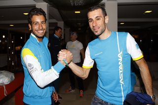 Vincenzo Nibali and Fabio Aru shake hands and show their solidarity
