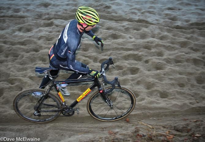 Mike Garrigan (Van Dessel) about to catch Curtis White with one lap to go