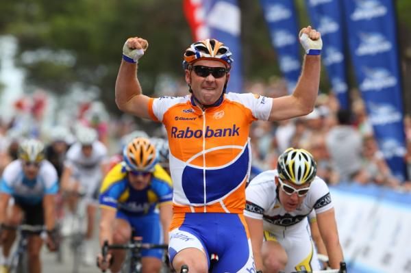 Repeat win on this circuit for a happy Graeme Brown (Urban) ahead of Matthew Goss (Team Degani Cycling Cafe) and Robbie Mcewen (Mazda)