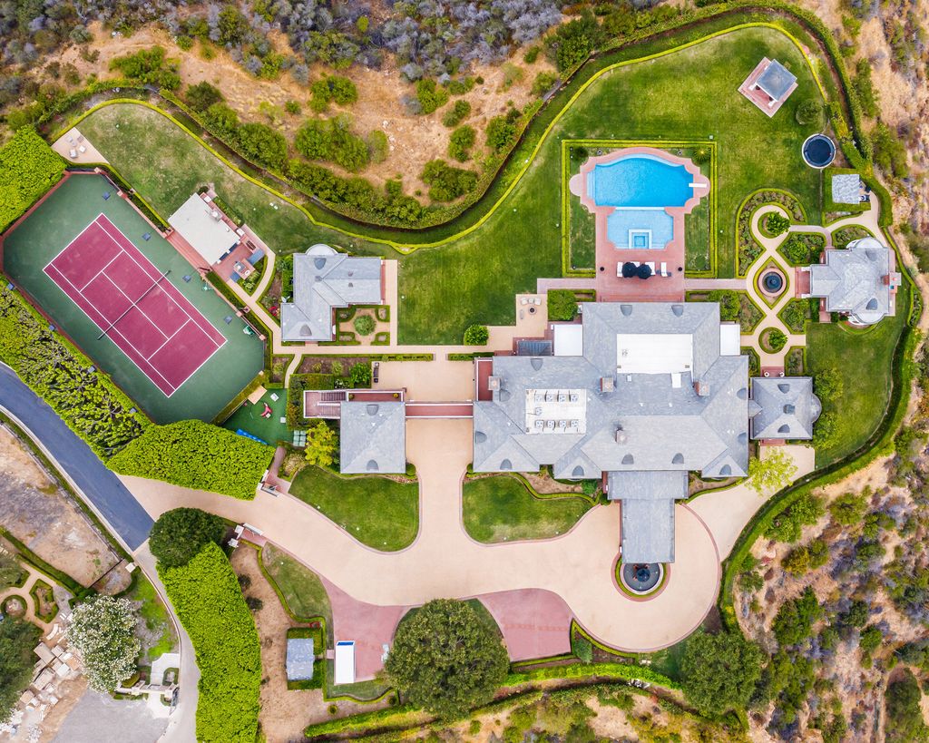 Take a tour of Wayne Gretzky's California mansion, on sale for $22